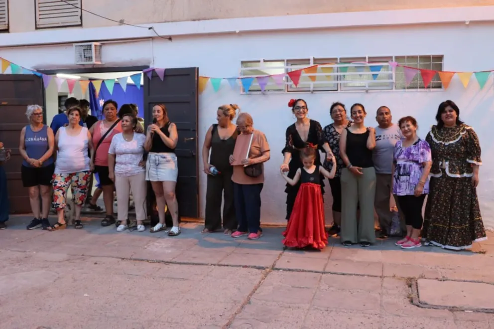 Parte de la comisión de las 500 viviendas junto a las profesoras a cargo de los talleres. Foto: Tania Domenicucci-ANR