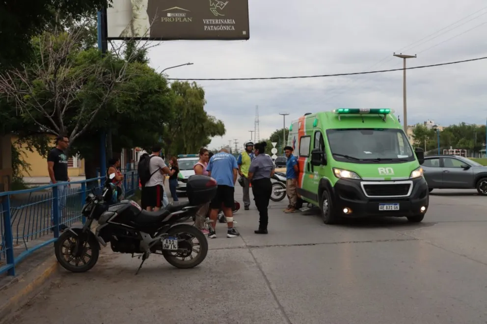 El siniestro entre una moto y una camioneta ocurrió en 25 de Mayo y La Pampa. Foto: Tania Domenicucci-ANR