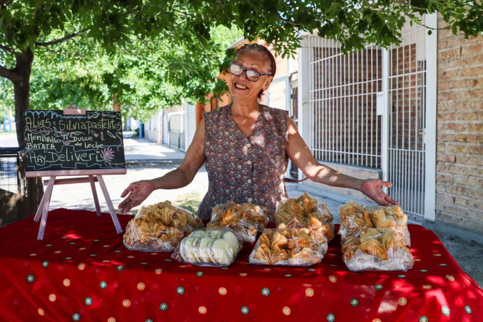 Silvia nos cuenta que la receta de los pastelitos es "la herencia que le voy a dejara mis hijos y a mis nietos, el trabajo"  Foto: Tania Domenicucci-ANR