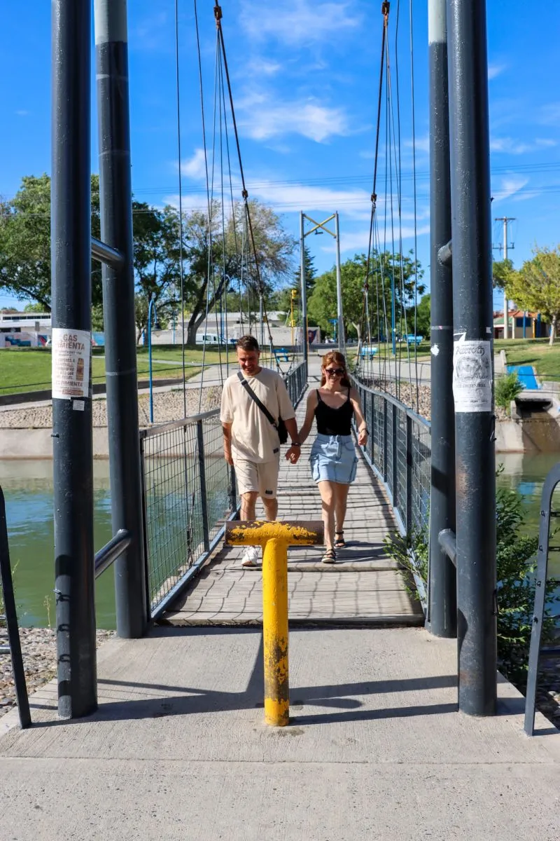 Una pareja que transita el ahora "Puente del Amor" roquense. Foto: Tania Domenicucci - ANR