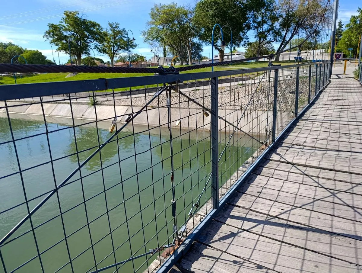 A lo largo de la pasarela sobre el canal grande se ven algunos candados. Foto: Tania Domenicucci - ANR