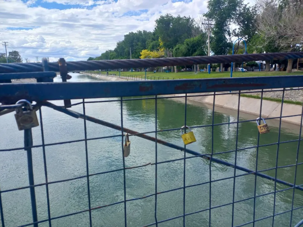 Los candados que parejas de Roca dejaron inmortalizados sobre la pasarela del Canal Grande. Foto: Tania Domenicucci - ANR