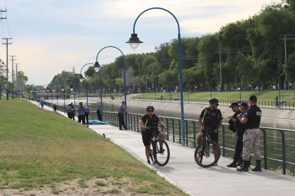 El operativo se desplegó este viernes por la mañana en el canal principal de riego, en la zona de calle Kennedy. Foto: Tania Domenicucci-ANR