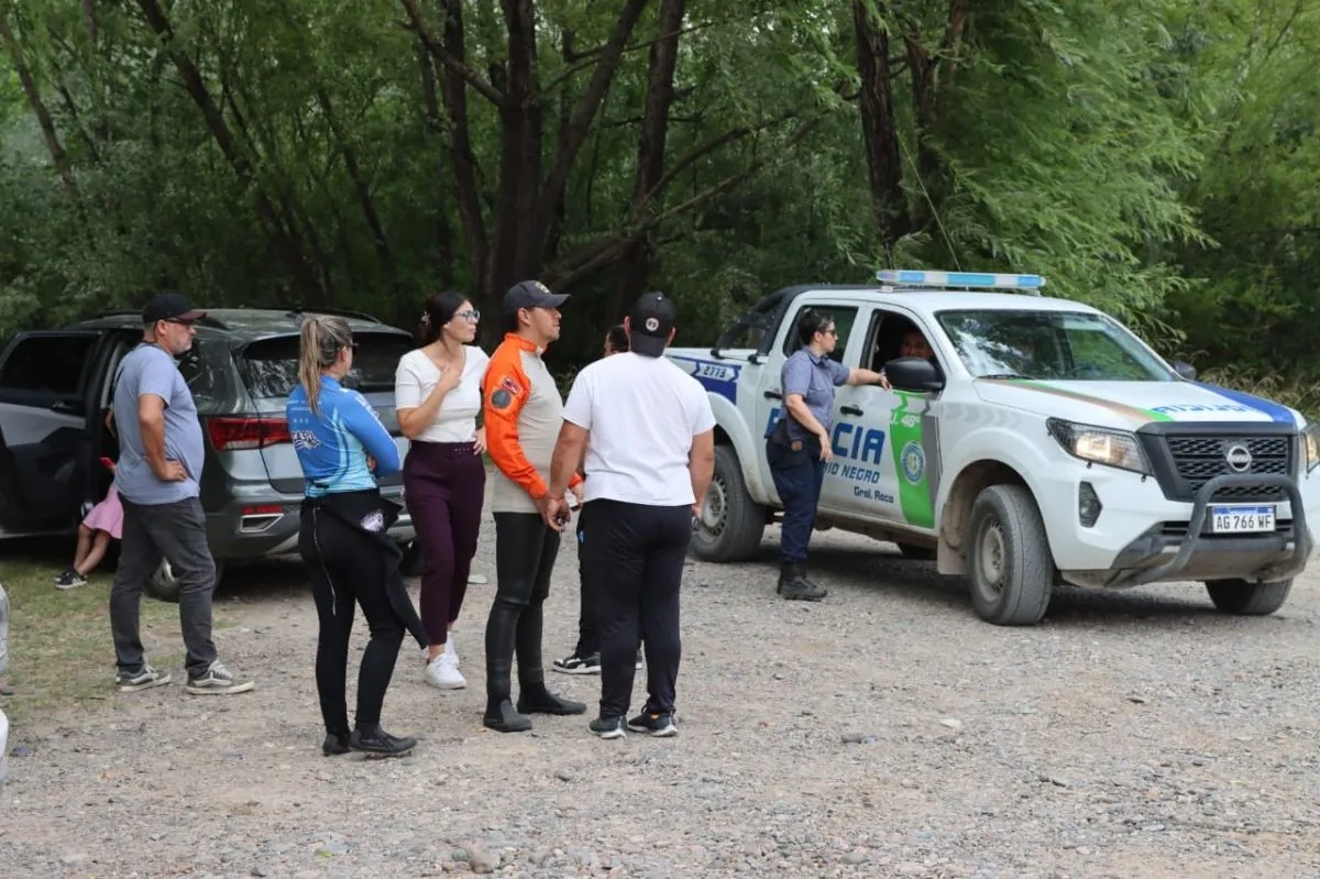 La fiscal junto al personal policial. Foto: Tania Domenicucci