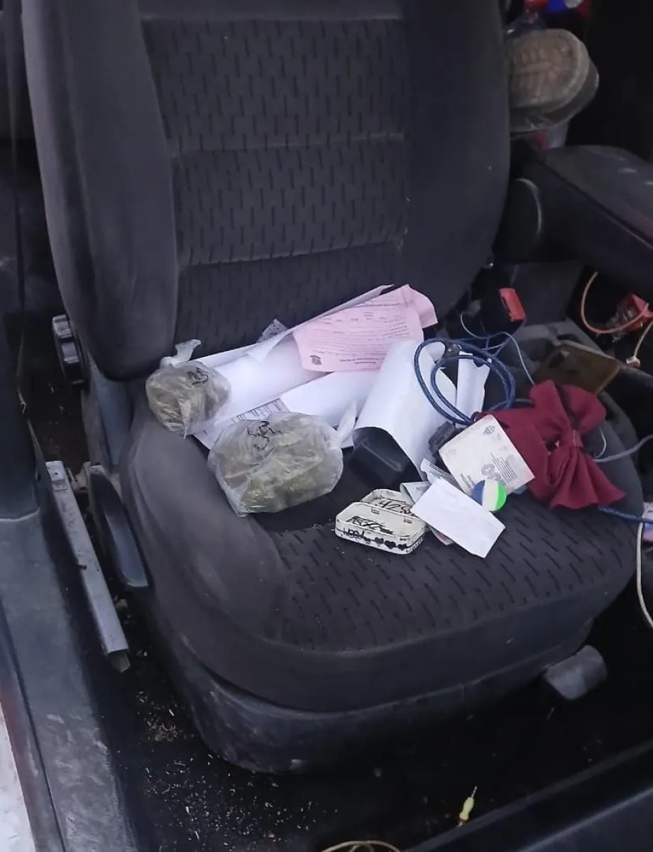 La sustancia vegetal incautada qued&oacute; a disposici&oacute;n de la Justicia Federal tras el procedimiento encabezado por personal de Seguridad Vial y Canes. Foto: Polic&iacute;a de R&iacute;o Negro.