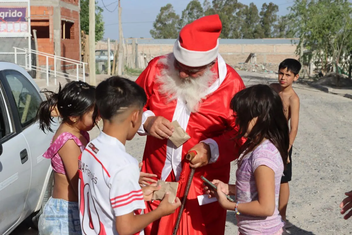 Los ni&ntilde;os se acercan r&aacute;pidamente cuando Pap&aacute; Noel llega a los barrios de la ciudad. Foto: Tania Domenicucci-ANR