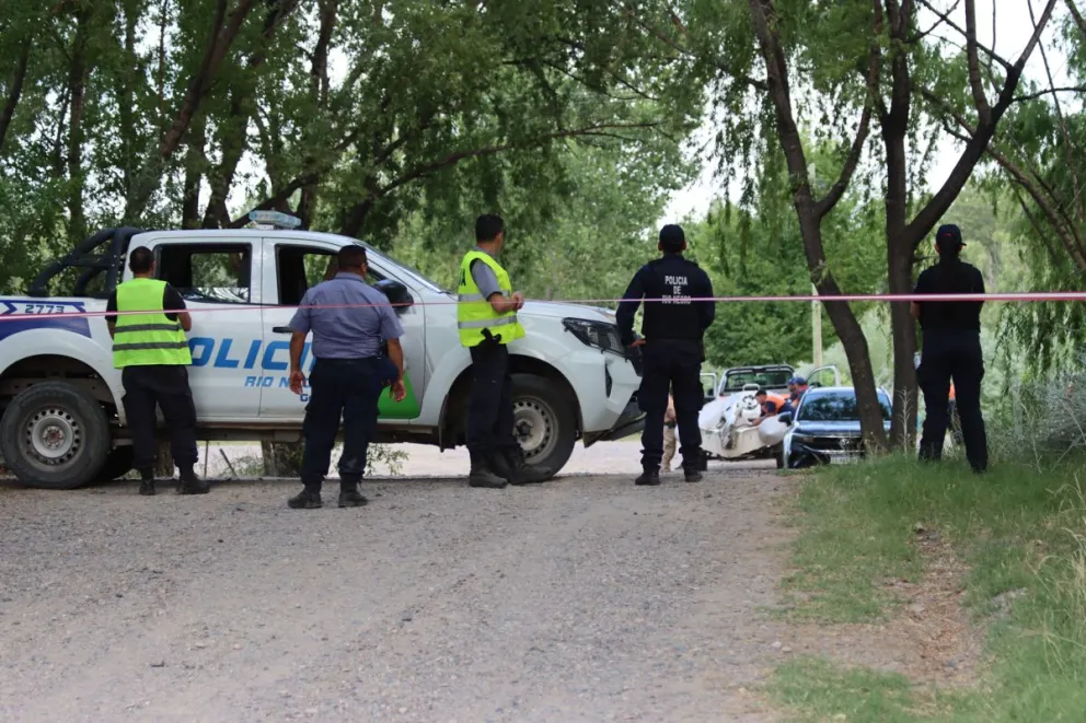 Operativo en el río Negro, en un sector de difícil acceso aguas abajo de Paso Córdoba, donde fue localizado y retirado el cuerpo de Leandro de Oro durante la madrugada. Foto: Tania Domenicucci-ANR.