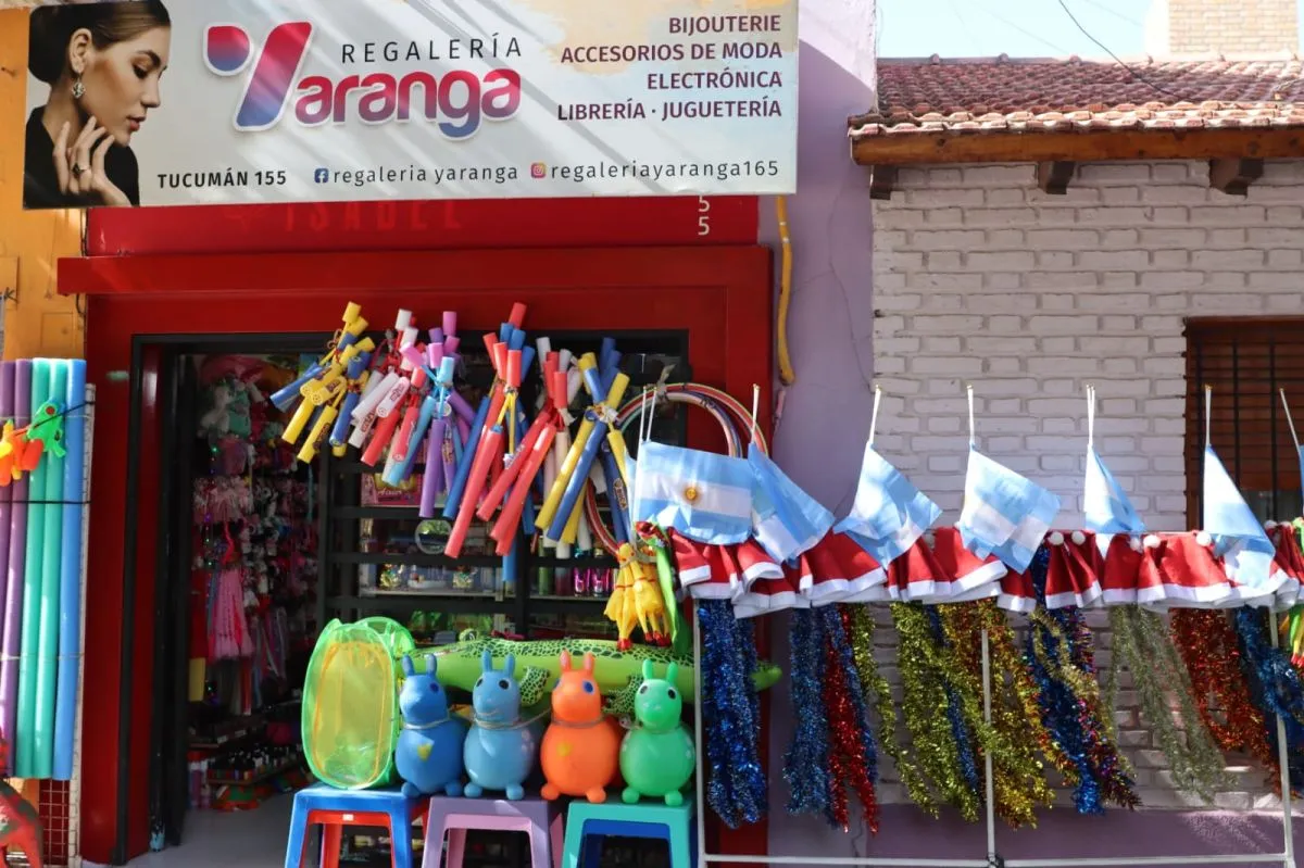 Los t&iacute;picos gorros de navidad se mezcla con los inflables para el agua. Foto: Tania Domenicucci