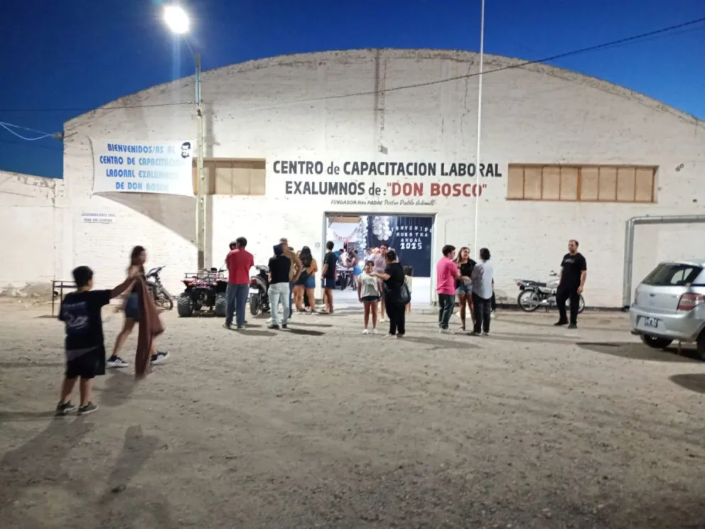 El director, Sebastian Ovando, comenta que cada alumno "no solo es una persona aprendiendo, es toda una familia buscando otras oportunidades". Foto cortesía 