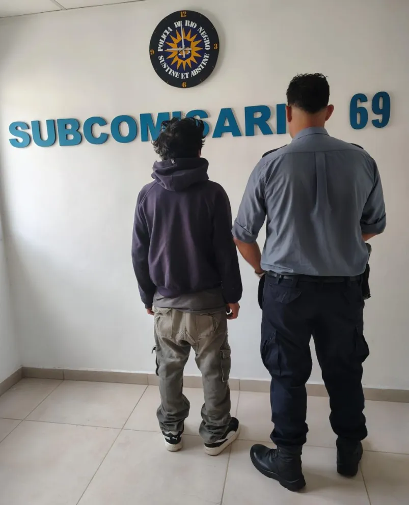 El hombre salió de la casa en llamadas en estado de alteración y rechazando la ayuda medica. Foto cortesía Policía de Rio Negro