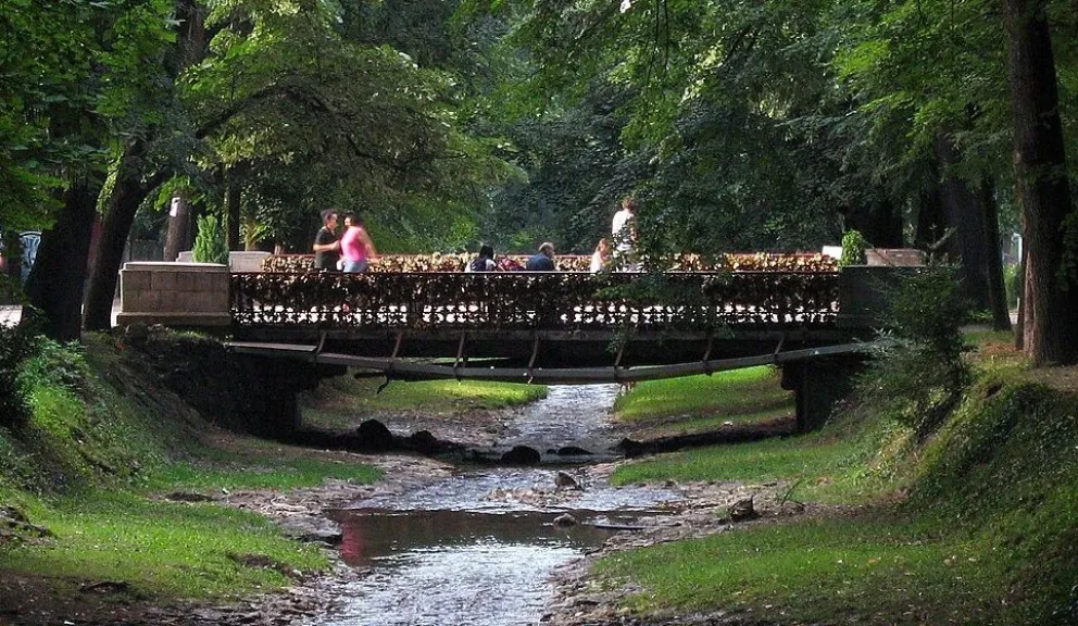 el El puente Ljubavi, en la localidad de Vrnja&Auml;ka Banja donde inici&oacute; el ritual