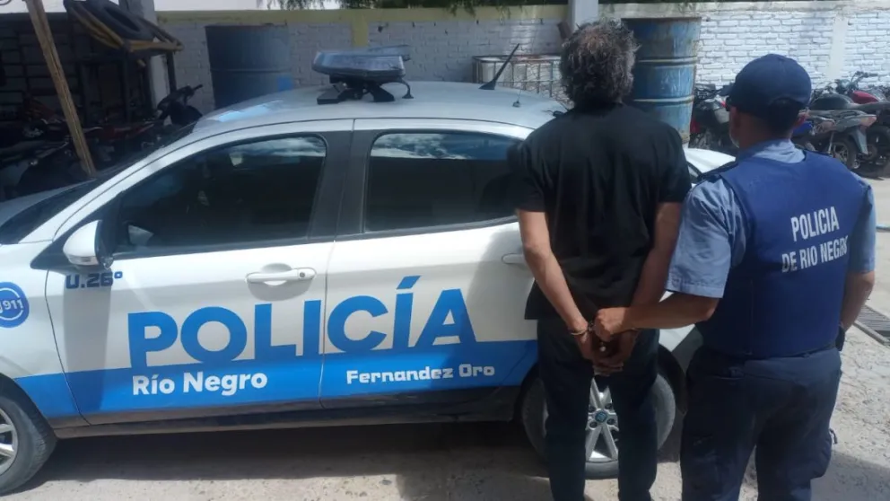El hombre, que vive en General Roca, fue detenido en Fernández Oro tras confirmarse que tenía un pedido de captura vigente emitido por la Justicia de Tucumán. Foto: Policía Río Negro