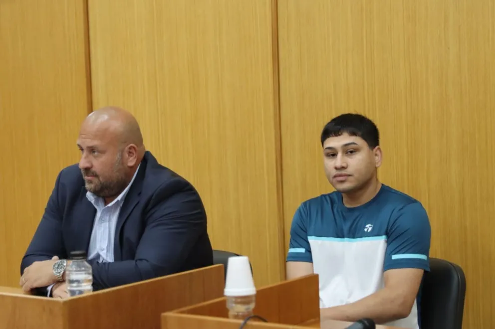Axel Araneda junto a su defensor, Michel Richman, durante la audiencia en la que el tribunal confirmó la prisión preventiva por la causa del siniestro fatal en la Ruta 22. Foto: Tania Domenicucci-ANR