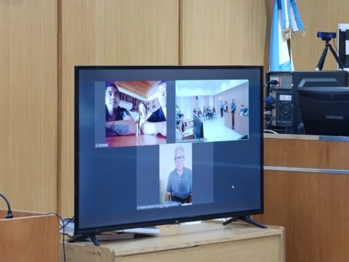 Familiares de las personas fallecidas y el abogado querellante Marcelo Hertzriken Velasco participaron de la audiencia de manera remota, a trav&eacute;s de la plataforma Zoom. Foto: Tania Domenicucci-ANR