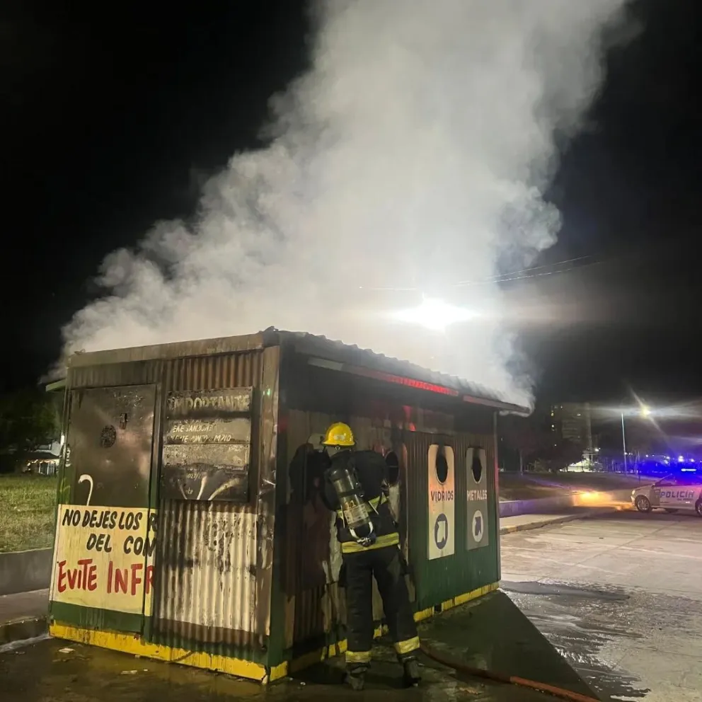 No es la primera vez que un contenedor de residuos de los puntos limpios es incendiado. Foto cortesía Bomberos Voluntarios General Roca