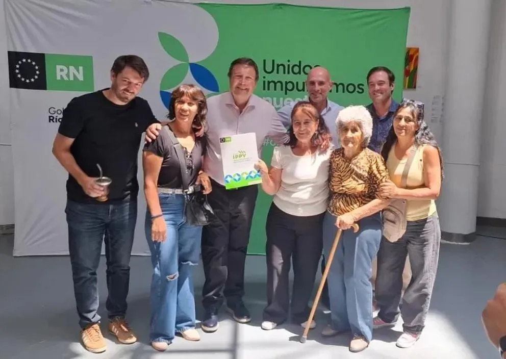 La entrega de escrituras, brinda seguridad jurídica" a 57 familias, aseguró el Goberandor. Foto: Daniela Lujan