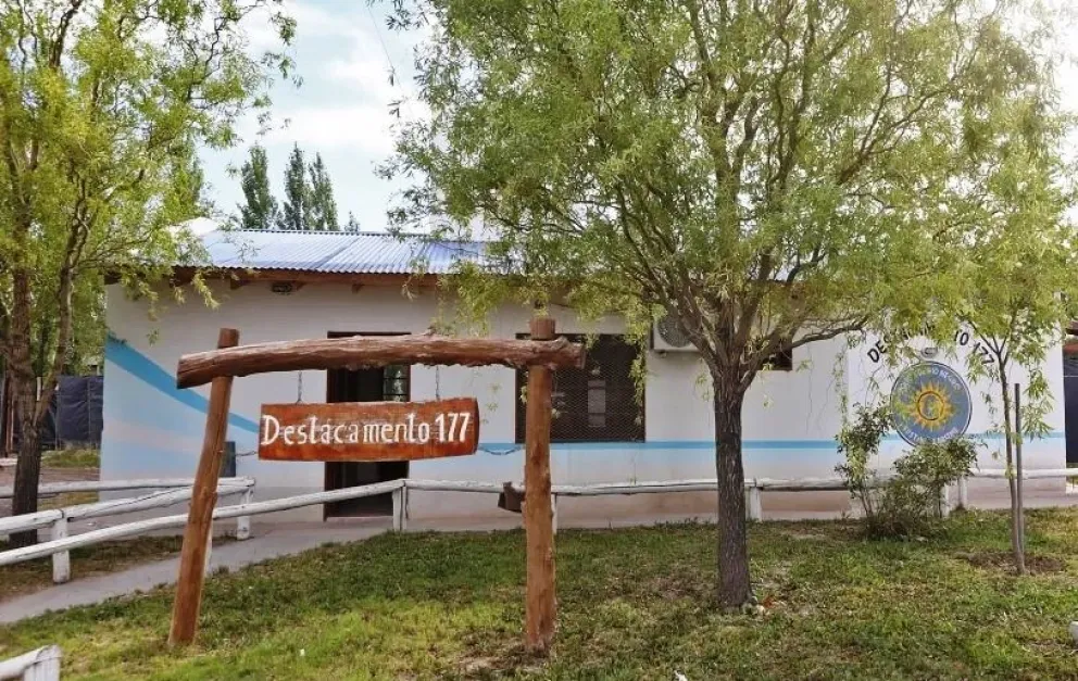 Efectivos policiales del destacamento 177 recibieron un llamado de alerta por un ingreso de un desconocido a una vivienda. Foto: Policía de Rio Negro