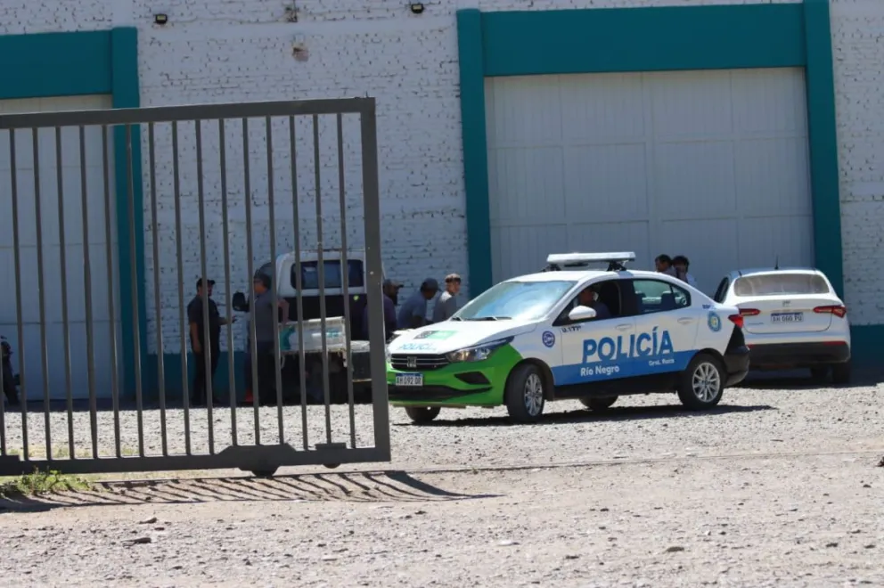 En las últimas horas, personas aún no identificadas ingresaron a robar a una distribuidora de vidrios, lo que motivó un importante despliegue policial. Foto: Tania Domenicucci-ANR