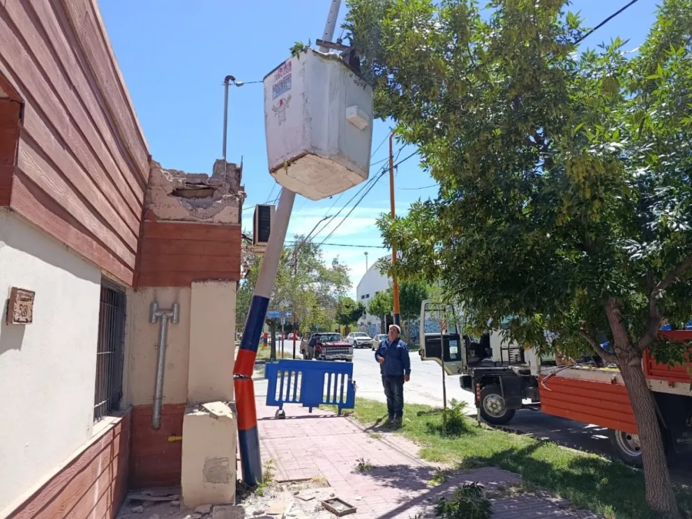 El impacto partió un poste de alumbrado de hormigón armado y provocó daños en una vivienda ubicada frente al estadio Luis Maiolino. Foto: Tania Domenicucci-ANR