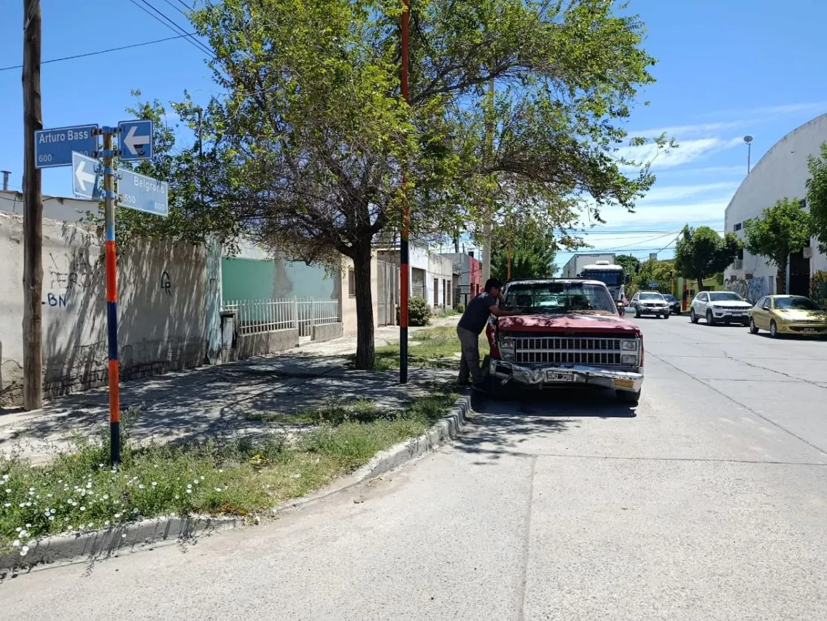 El impacto parti&oacute; un poste de alumbrado de hormig&oacute;n armado y provoc&oacute; da&ntilde;os en una vivienda ubicada frente al estadio Luis Maiolino.