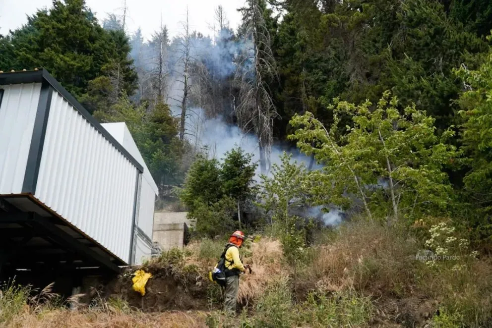 Si bien aún persisten focos activos, los equipos ya realizan trabajos de enfriamiento en el lugar. (Foto: Gentileza)