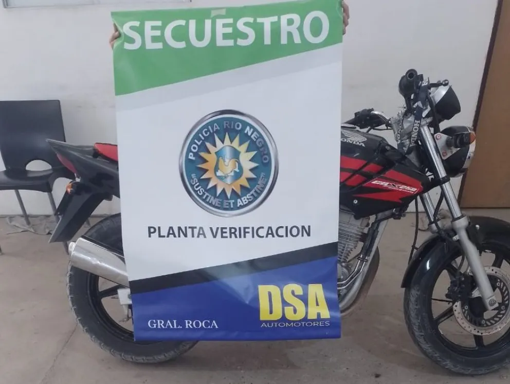 La moto fue secuestrada luego de que se comprobara que la chapa patente no correspondía al rodado. Foto: Policía de Río Negro