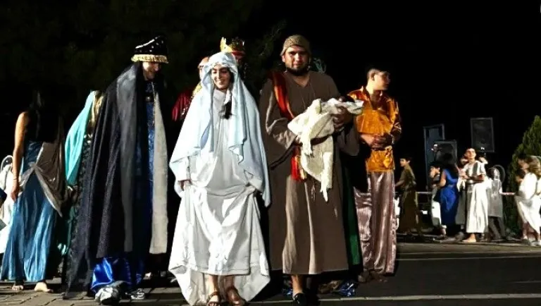 La representaci&oacute;n del nacimiento se desarrolla en distintas escenas y espacios, con m&uacute;sica, relato y un despliegue que involucra a m&aacute;s de un centenar de personas. Foto: Parroquia Mar&iacute;a Auxiliadora y San Miguel Arc&aacute;ngel