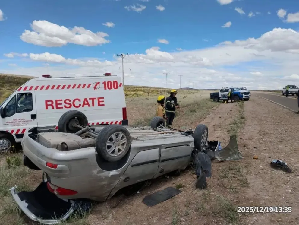 El conductor quedó atrapado en el interior y debieron rescatarlo de las llamas. Foto: Bomberos Piedra del Águila