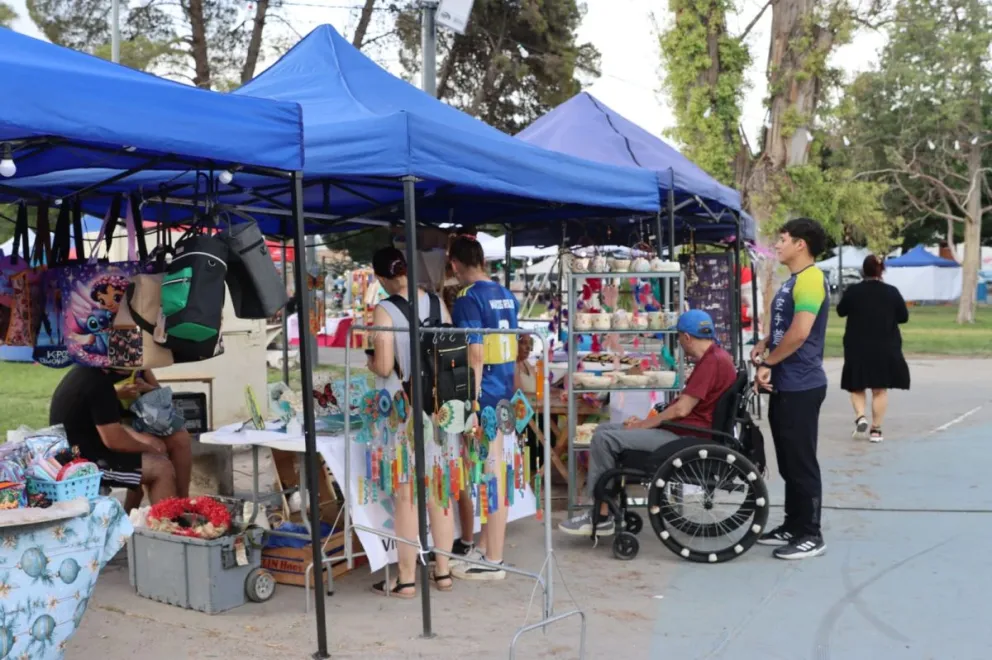 Stands de artesanos en Plaza Belgrano de Roca. Foto: Tania Domenicucci