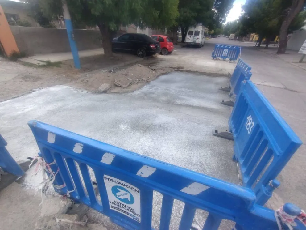 En varios puntos de la ciudad hay vallas que ocupan gran parte de la cinta asfáltica. Foto: Municipio de Roca