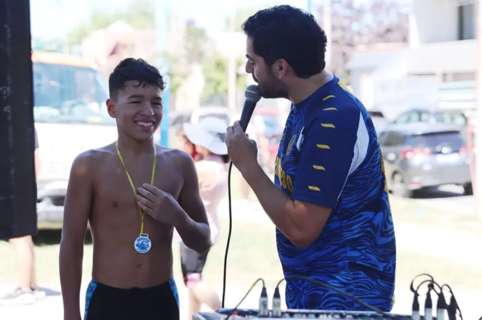 El Neuquino Diego Malaver fue el primero en llegar a la meta en la tradicional prueba de aguas abiertas de la ciudad. Foto: Tania Domenicucci-ANR