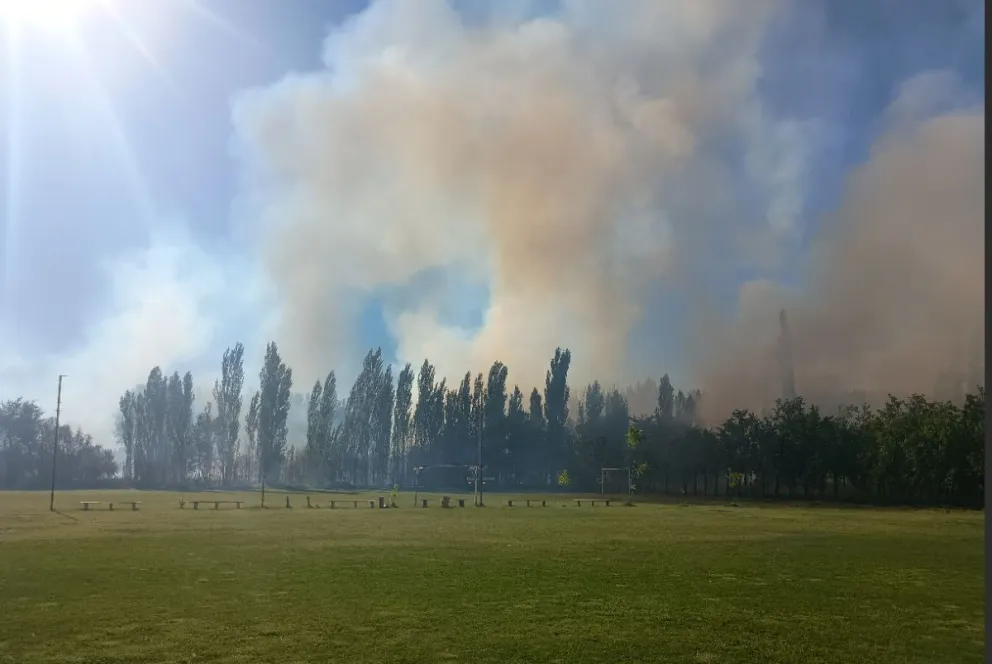 El incendió todavía se encuentra con focos activos y se espera la llegada de más dotaciones al lugar. Foto Agustín Aroca-ANR