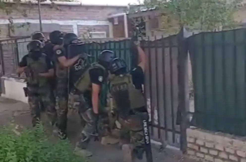 Participaron del allanamiento equipos especializados de varias ciudades del Alto Valle, incluyendo grupos tácticos del COER y Gabinetes de Criminalística. (Foto: Gentileza)