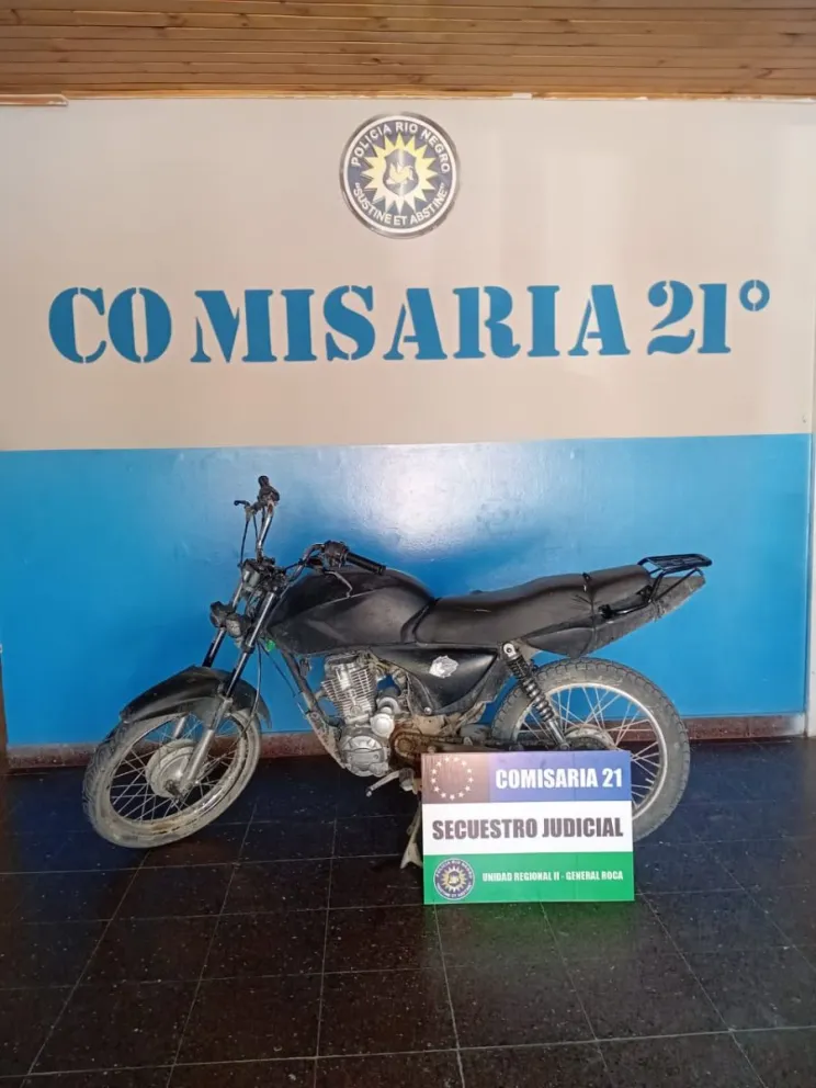 La moto y su conductor quedaron detenidos en la comisaría 21 de la ciudad, a la espera de mayor información. Foto cortesía Policía de Rio Negro