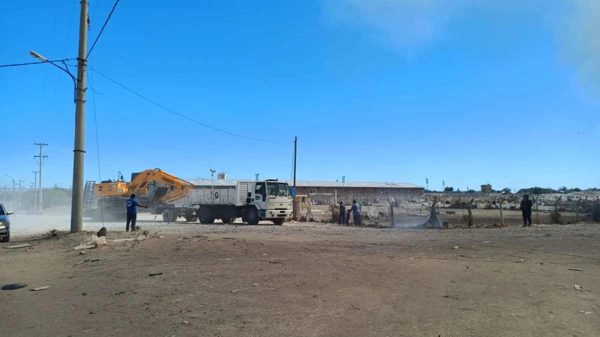 El cami&oacute;n y la m&aacute;quina del municipio ya arribaron al lugar. Foto: ANR