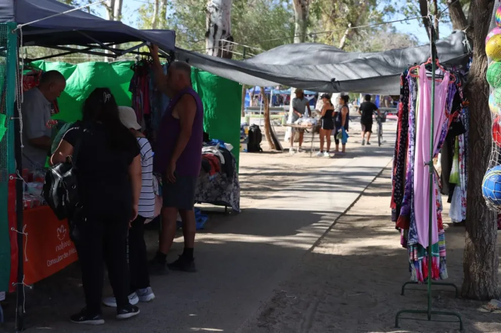 Por las fuertes ráfagas de viento y la poca concurrencia, muchos comerciantes comenzaron a retirarse temprano. Foto: Tania Domenicucci-ANR