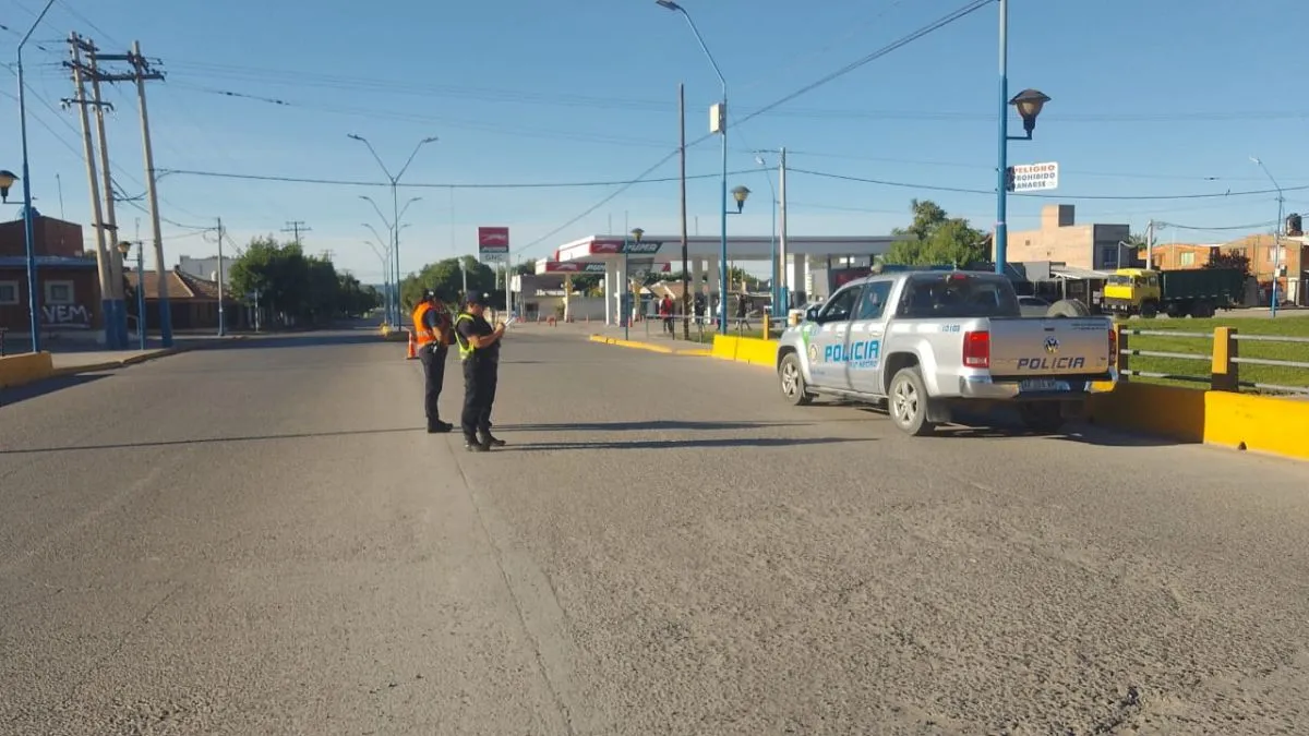 En los puentes del Canal Grande tambi&eacute;n hubo presencia policial. Foto: Polic&iacute;a de R&iacute;o Negro