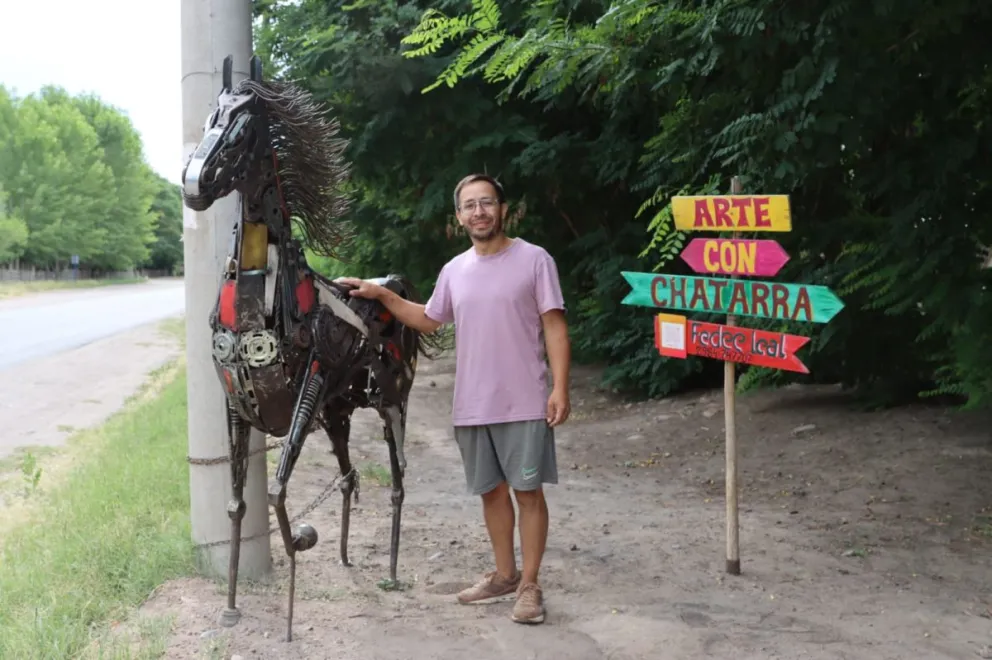 Federico estuvo más de tres meses realizando su mayor obra: una yegua en tamaño real. Foto: Tania Domenicucci-ANR