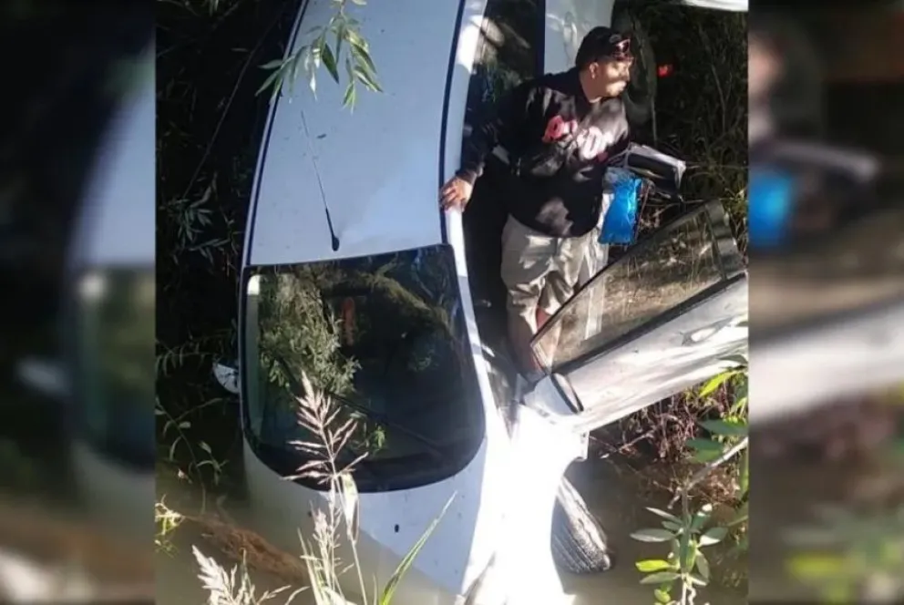 El auto despistó violentamente y acabó sumergido en un canal de riego. (Foto: Gentileza)