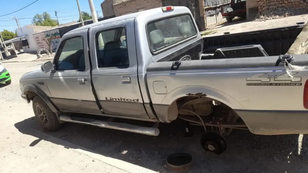 El vehículo estaba estacionado en la vía pública y presentaba daños visibles.. Foto: gentileza.