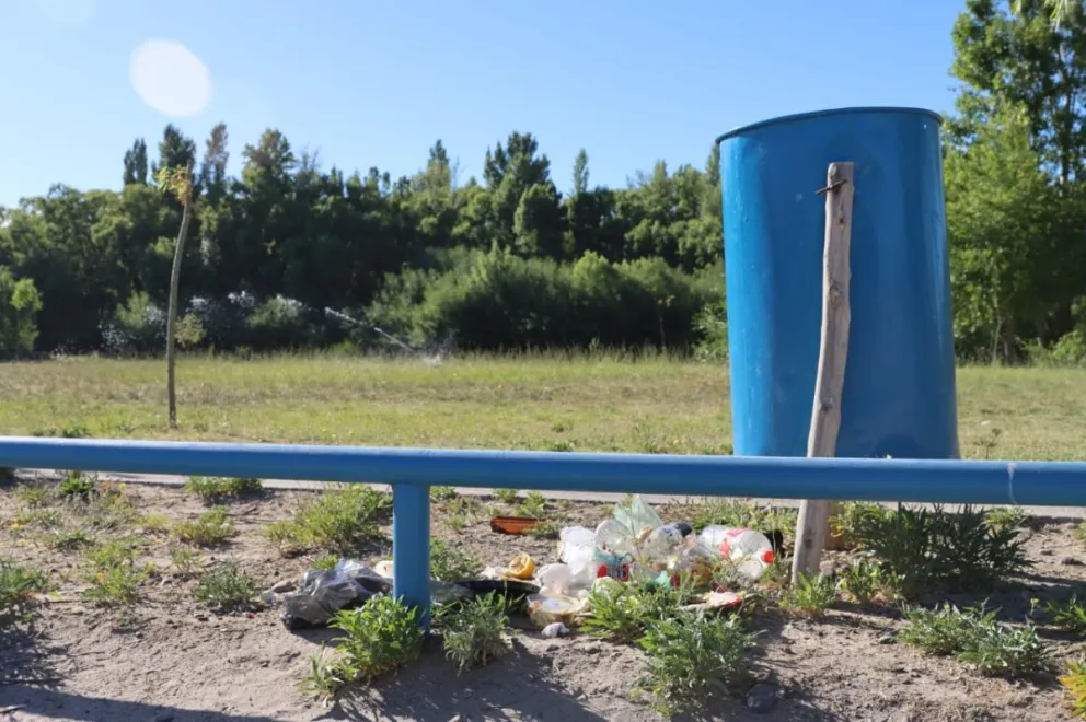 A pesar de que la mayoría de vecinos depositaron sus residuos de forma correcta, la zona del rio en la ciudad amaneció con botellas rotas y basura desparramada por el lugar. Foto: Tania Domenicucci-ANR