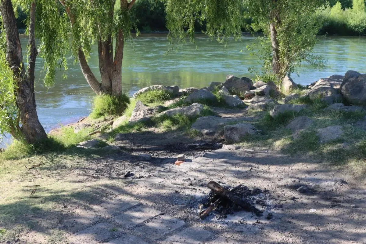 Restos de fogata encontrados en el mismo sector a fines de diciembre. Foto: Tania Domenicucci