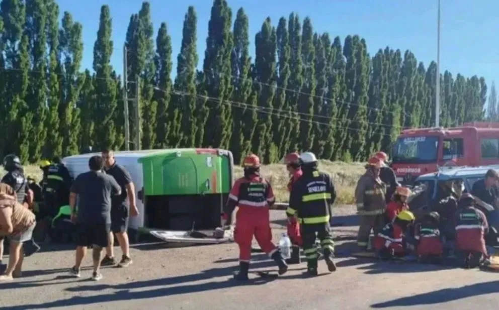 Se desplegó un importante operativo para asistir a los ocupantes de los dos vehículos. (Foto: Gentileza)