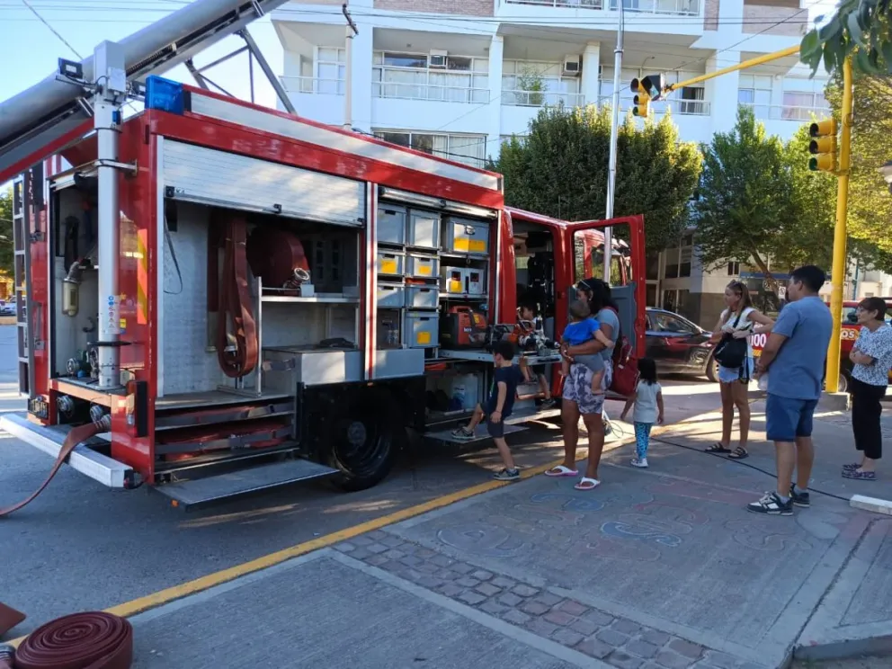 Los niños y niñas del lugar observan atentamente a los bomberos, que explican como es un día con ellos. Foto cortesía