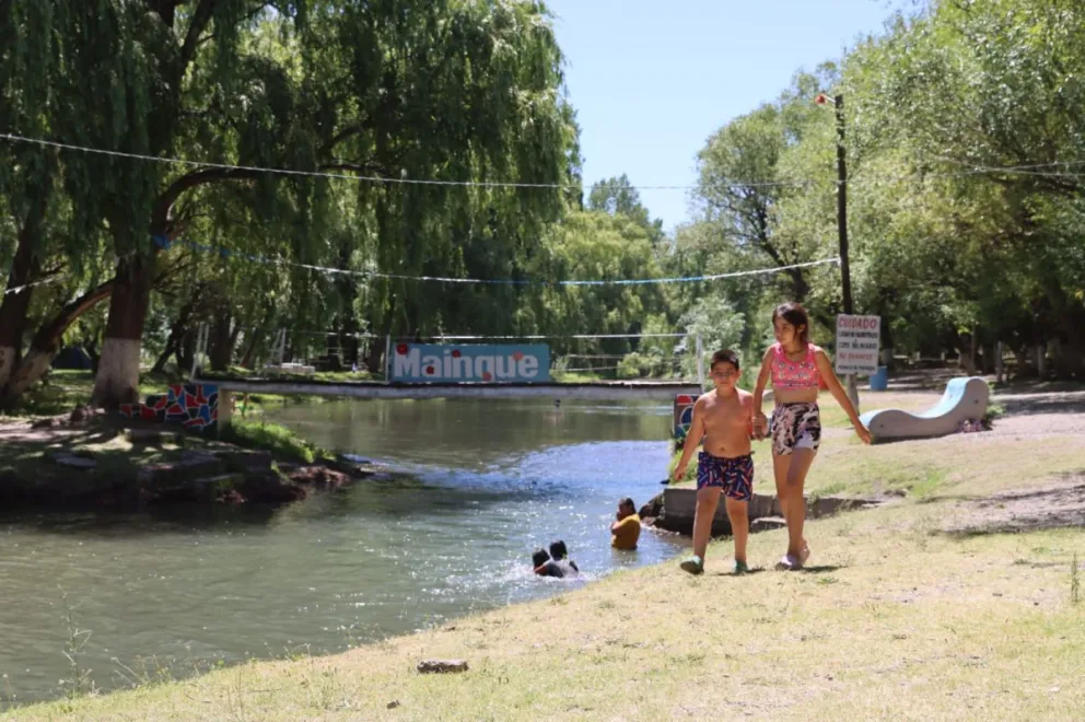 El camping ofrece un gran espacio verde y un brazo del rio con bajo caudal, especial para los más chicos. Foto Foto: Tania Domenicucci-ANR