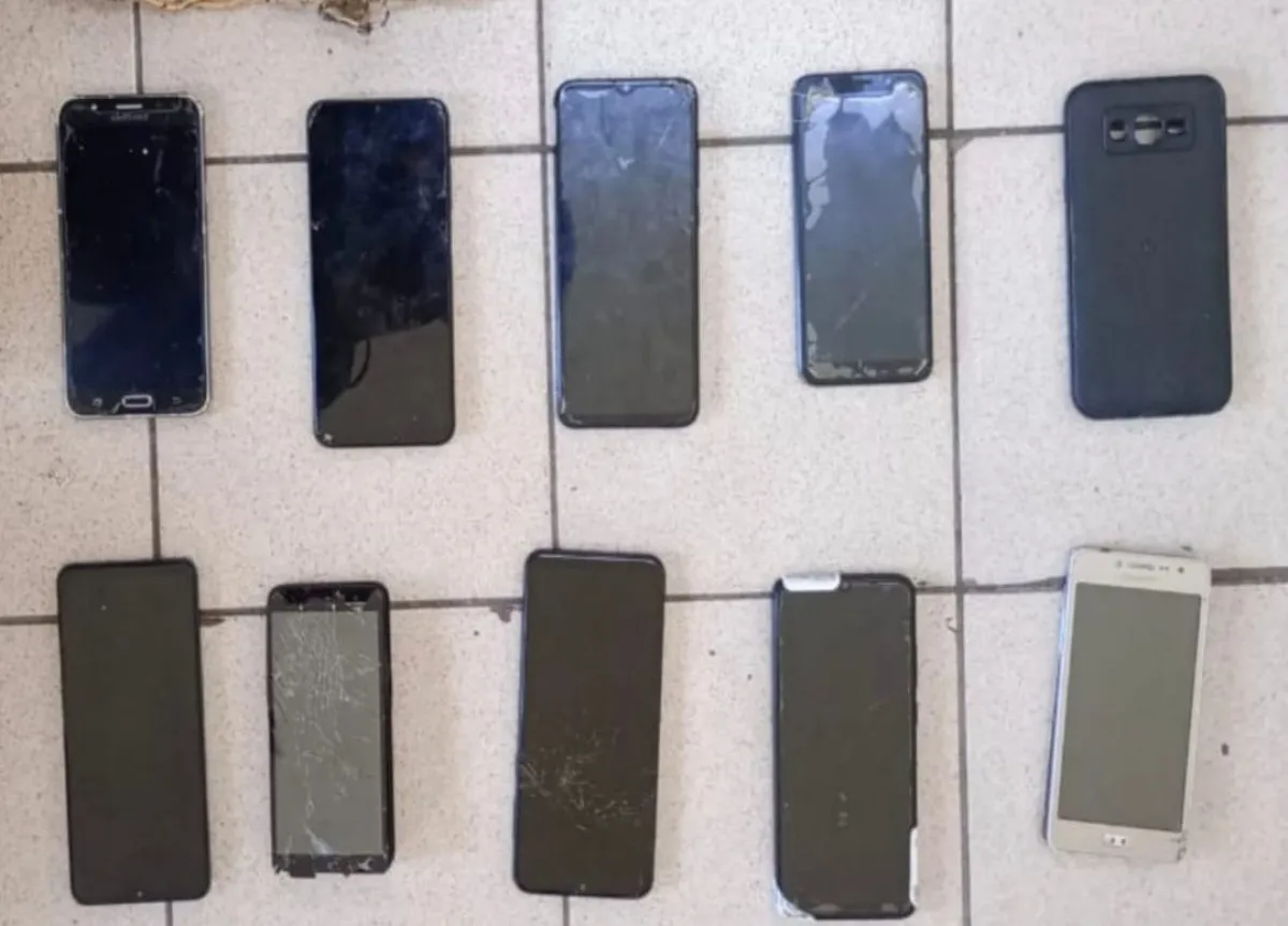 El operativo incluy&oacute; el secuestro de celulares, armas caseras y bebidas alcoh&oacute;licas artesanales dentro del penal de Roca. Foto: gentileza Ministerio de Seguridad