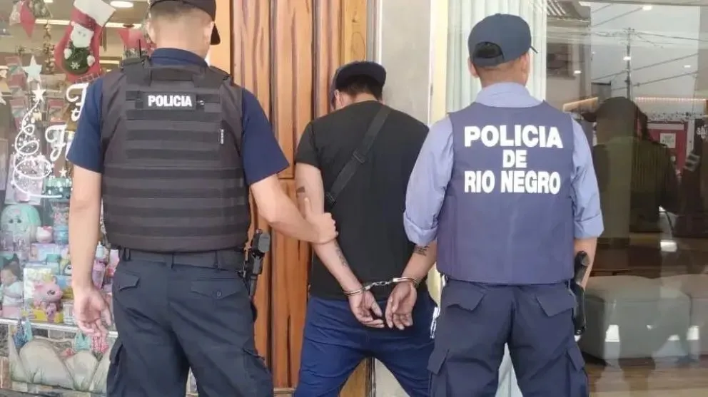 En plena emergencia ígnea, encontraron a un roquense que llebava pirotecnia en Bariloche. Foto: Policía Río Negro