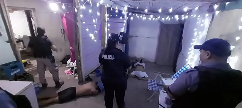 Los sospechosos intentaron resistirse arrojando objetos contra los efectivos y terminaron detenidos en distintas comisarías de la ciudad. Foto cortesía Policía Río Negro.