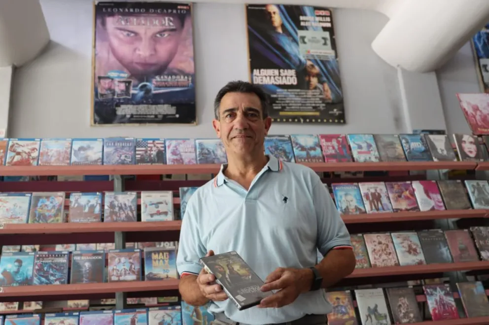 Osvaldo Díaz recuerda con cariño el vinculo que tenia con los vecinos que le alquilaban películas a su videoclub. Foto: Tania Domenicucci-ANR