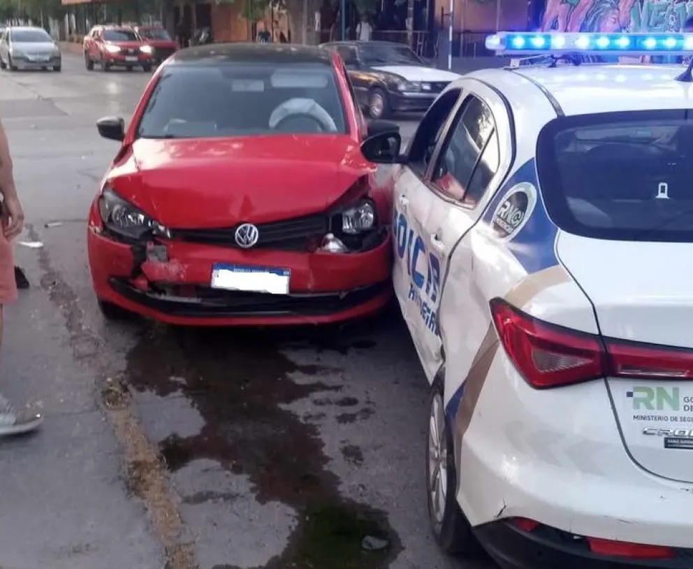 El choque ocurrió el viernes por la tarde en la intersección de avenida Roca y San Martín y solo dejó daños materiales. Foto: gentileza